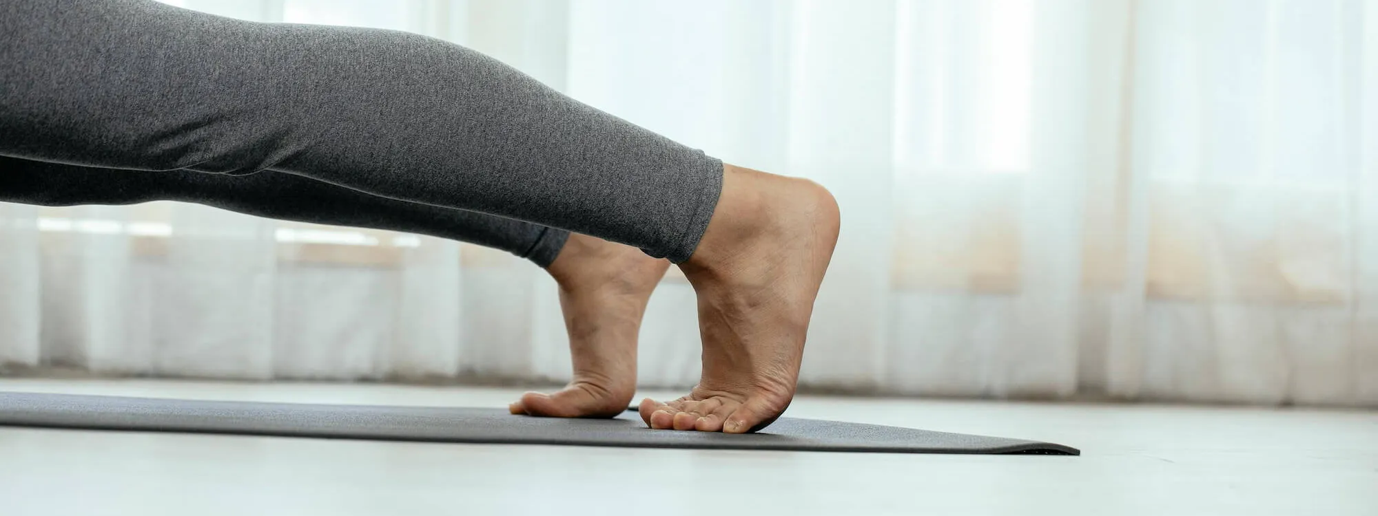 Frau bei Yoga Übungen