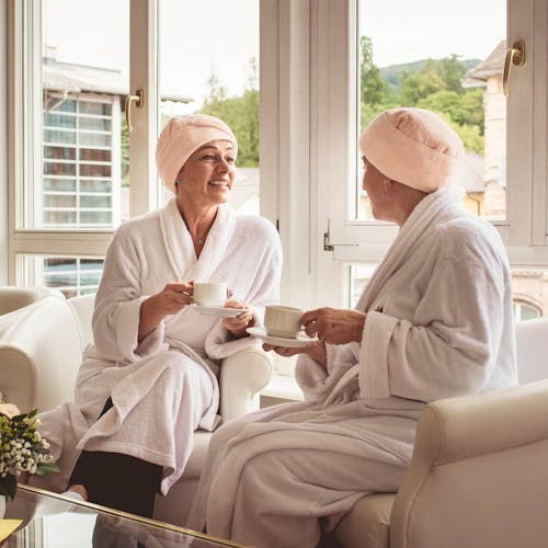 Zwei Frauen machen Wellness in der Ayurveda-Klinik