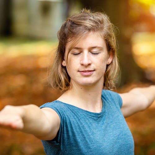 Frau macht Yoga im Park