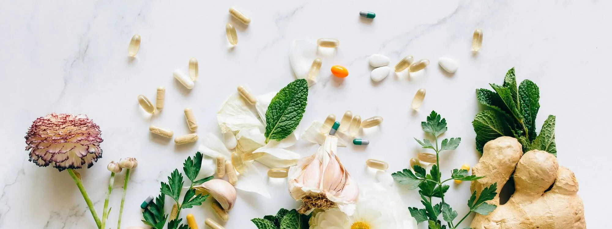 Gewürze und Medikamente auf einem Tisch