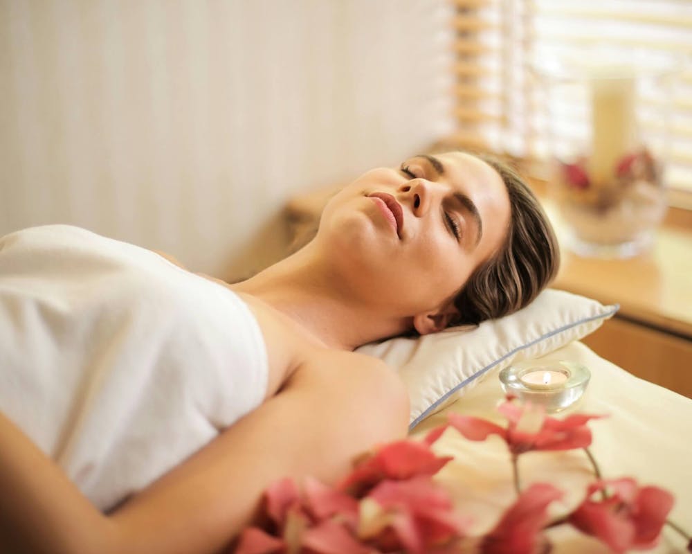 Frau liegt entspannt auf einer Massageliege