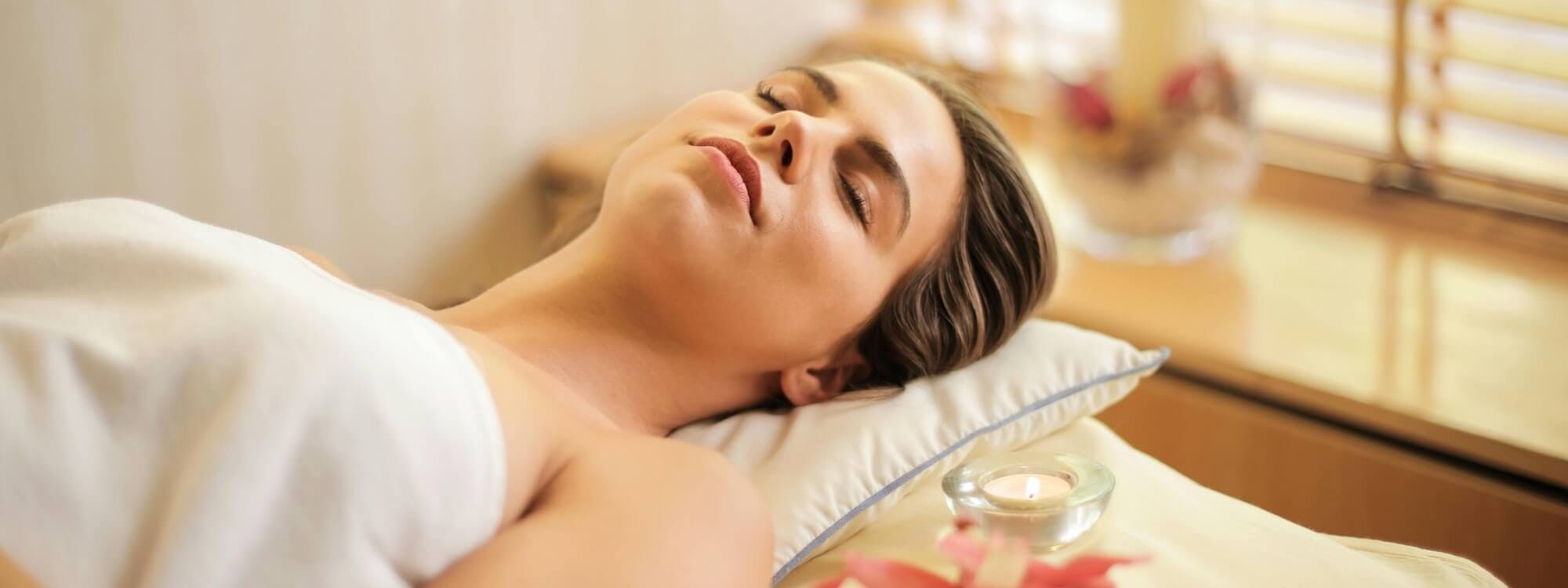 Frau liegt entspannt auf einer Massageliege