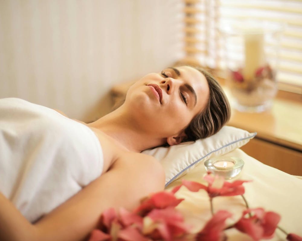 Frau liegt entspannt auf einer Massageliege