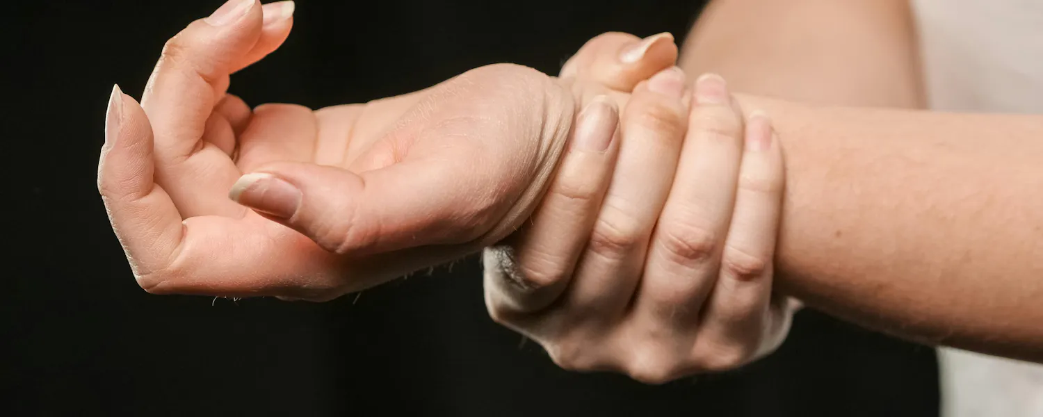 zwei Hände mit Gelenkbeschwerden
