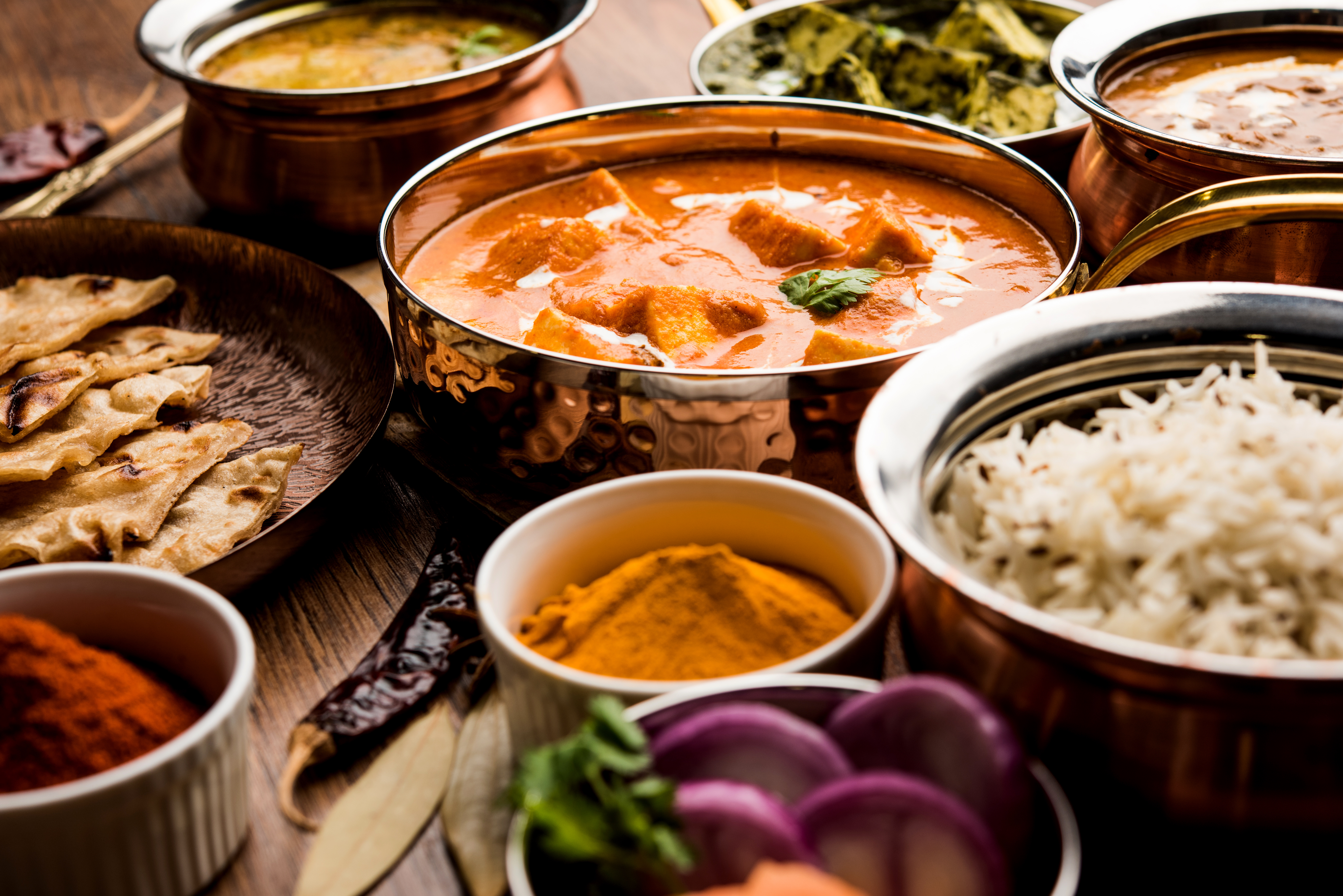 Verschiedenes ayurvedisches Essen auf einem Tisch platziert