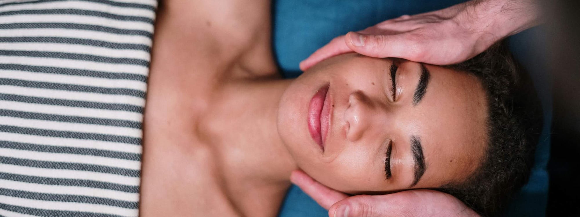 Frau wird ayurvedisch massiert