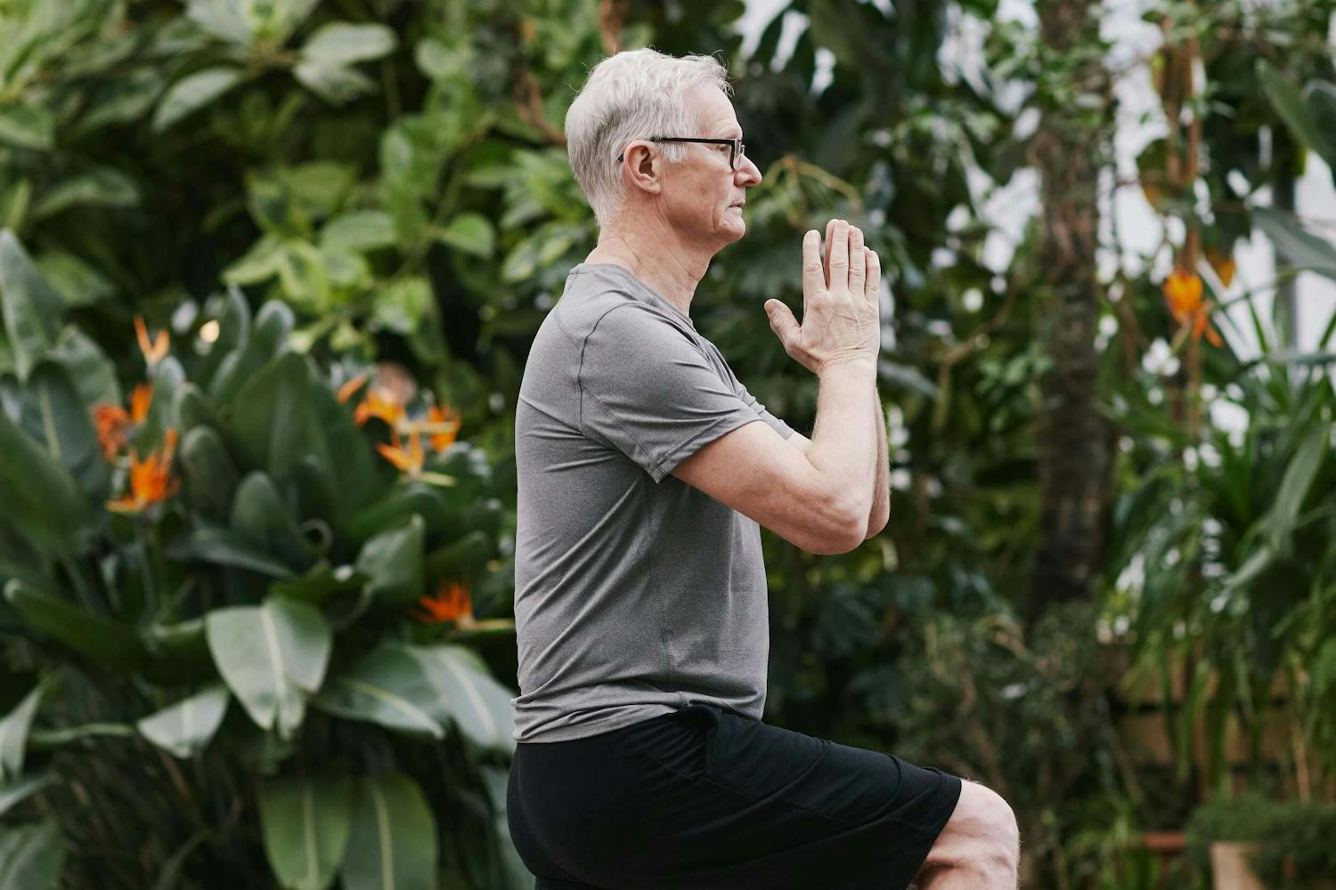 Älterer Herr macht Yoga Älterer Herr macht Yoga