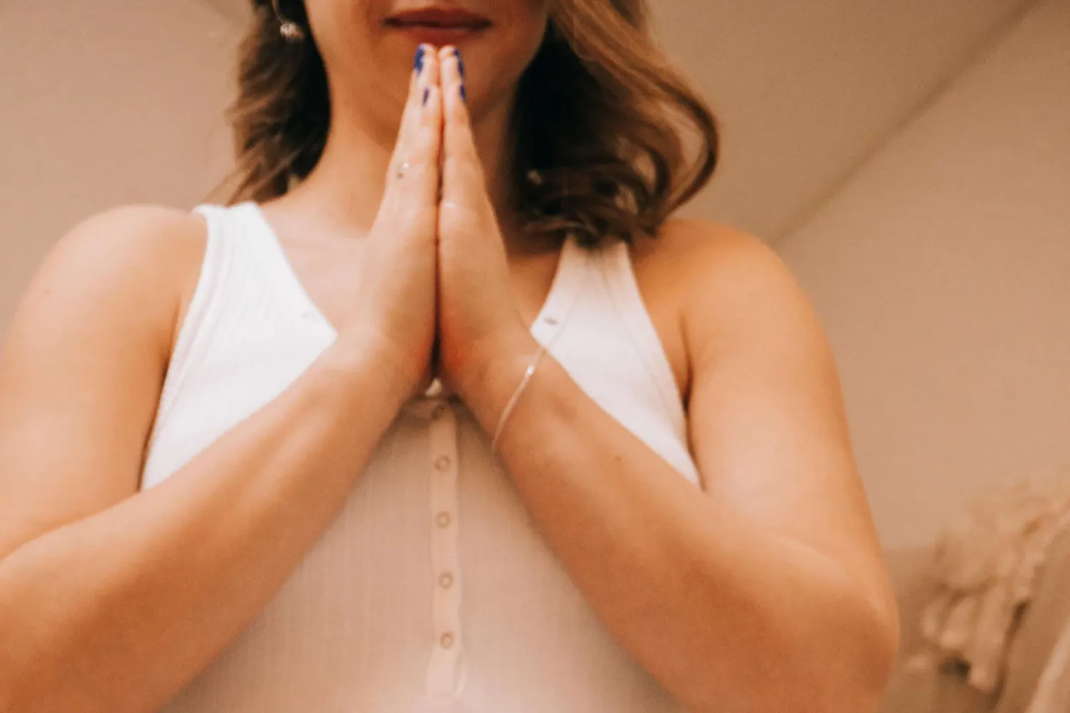 Frau macht Yoga zur Entspannung Frau macht Yoga zur Entspannung