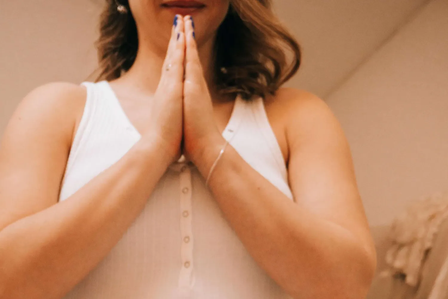 Frau macht Yoga zur Entspannung Frau macht Yoga zur Entspannung