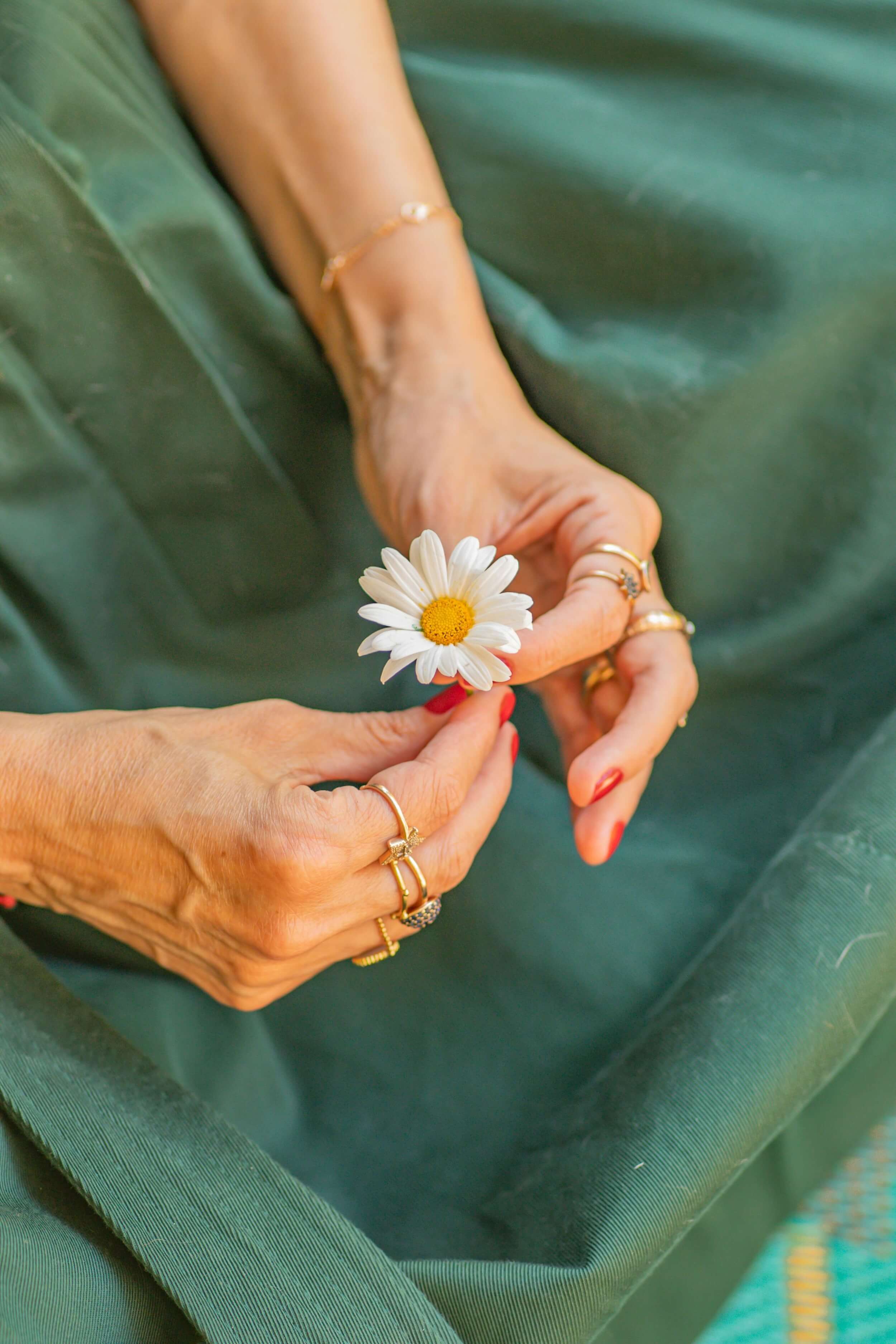 Frau hält Blume in ihren Händen