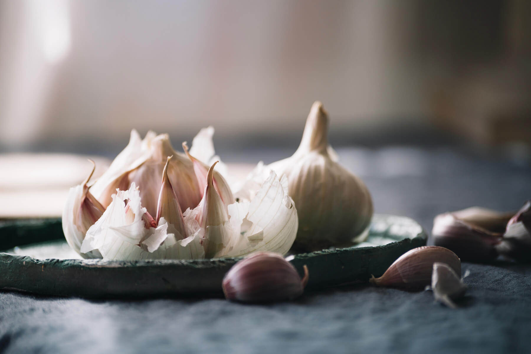 Zwei Knoblauchknollen auf einer Platte
