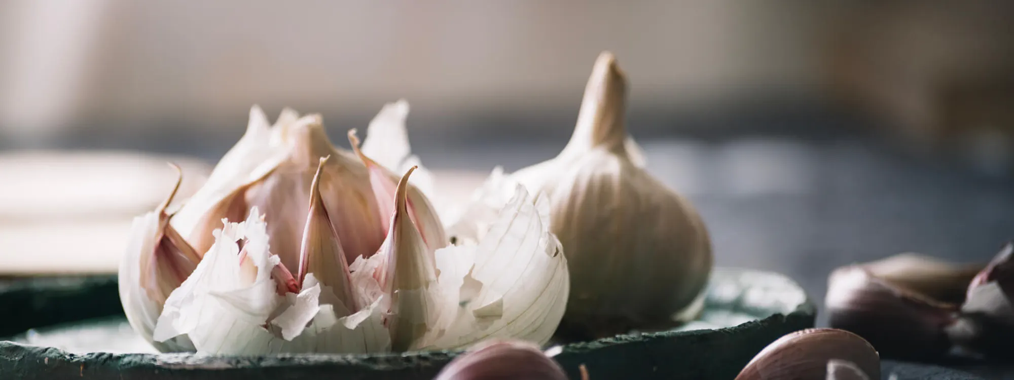Zwei Knoblauchknollen auf einer Platte