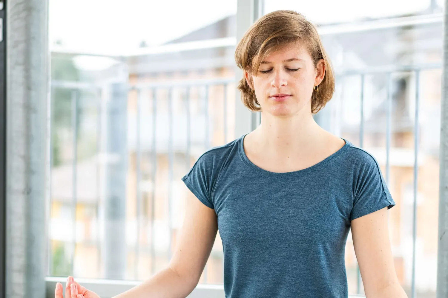 Frau macht Yoga in der Ayurveda-Klinik Frau macht Yoga in der Ayurveda-Klinik