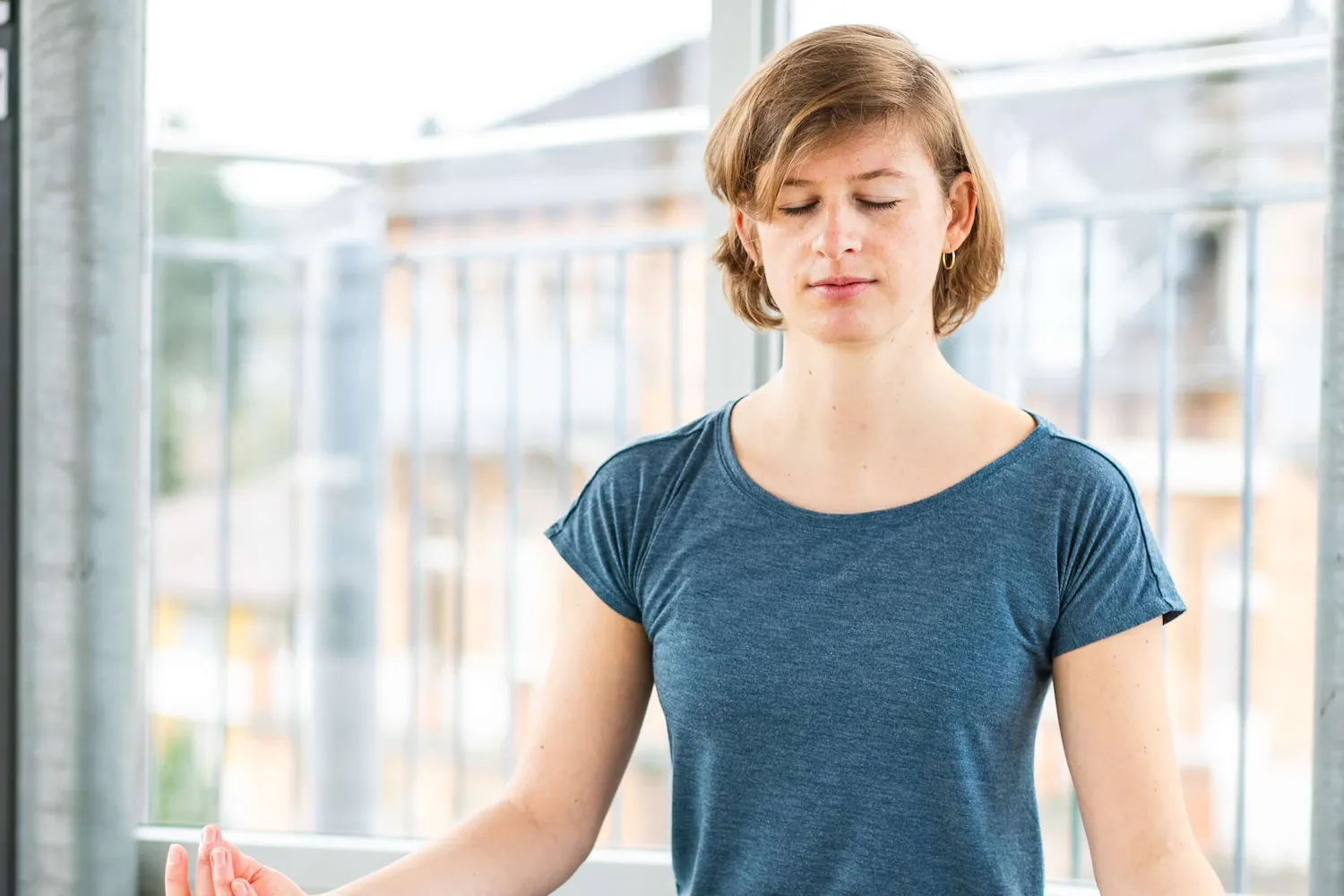 Frau macht Yoga in der Ayurveda-Klinik Frau macht Yoga in der Ayurveda-Klinik