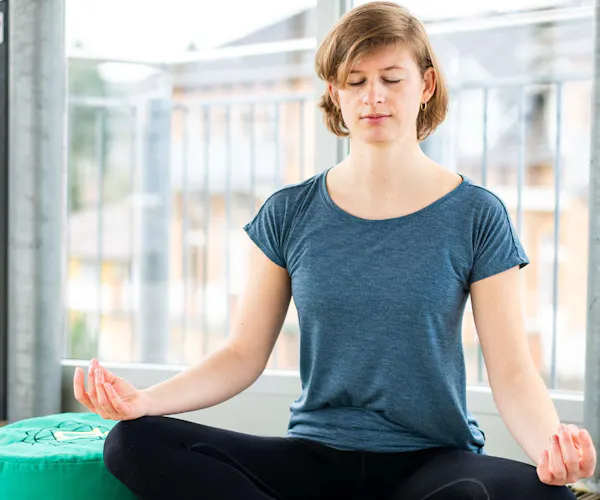 Frau macht Yoga in der Ayurveda-Klinik