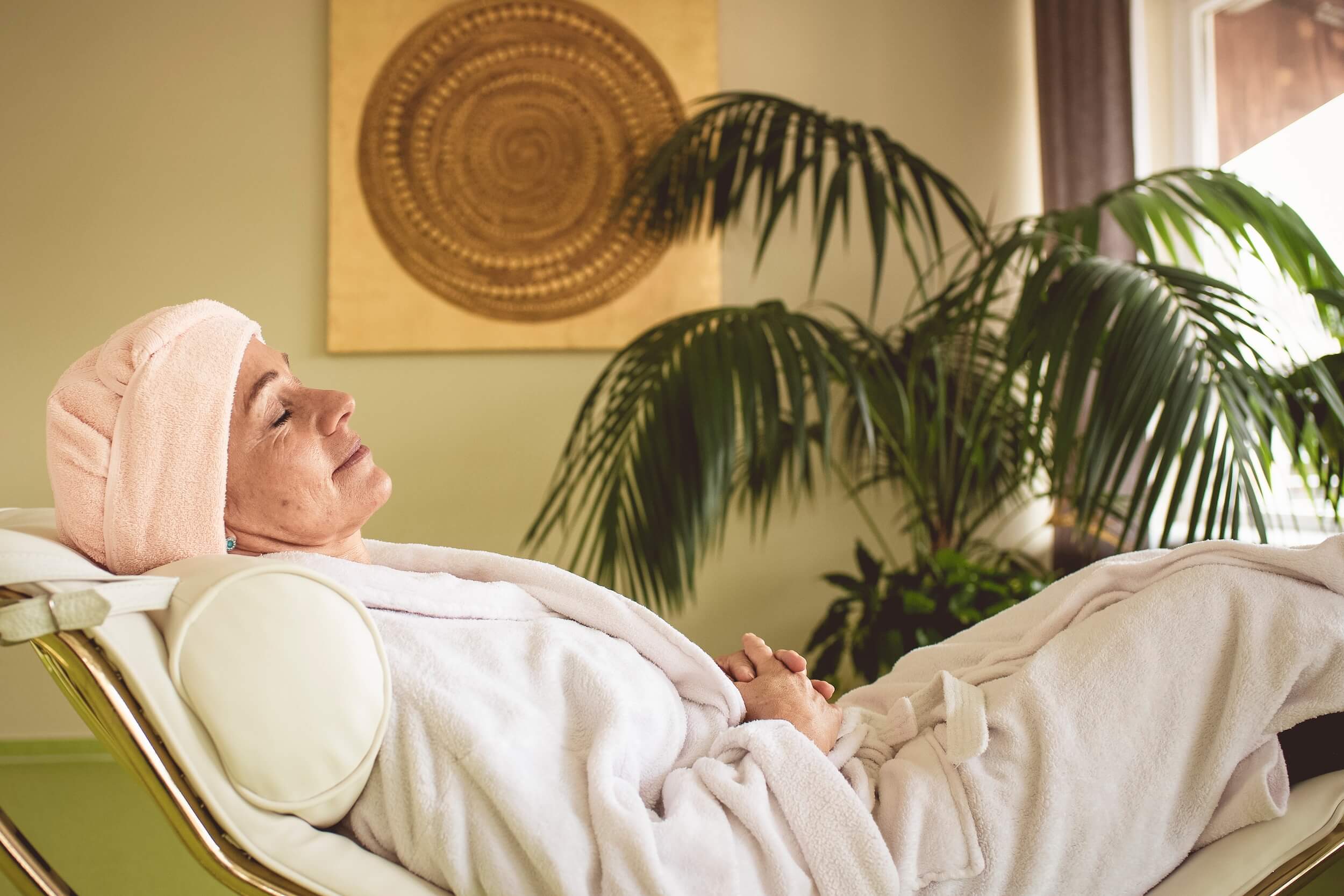 Frau entspannt sich in der Ayurveda-Klinik Kassel
