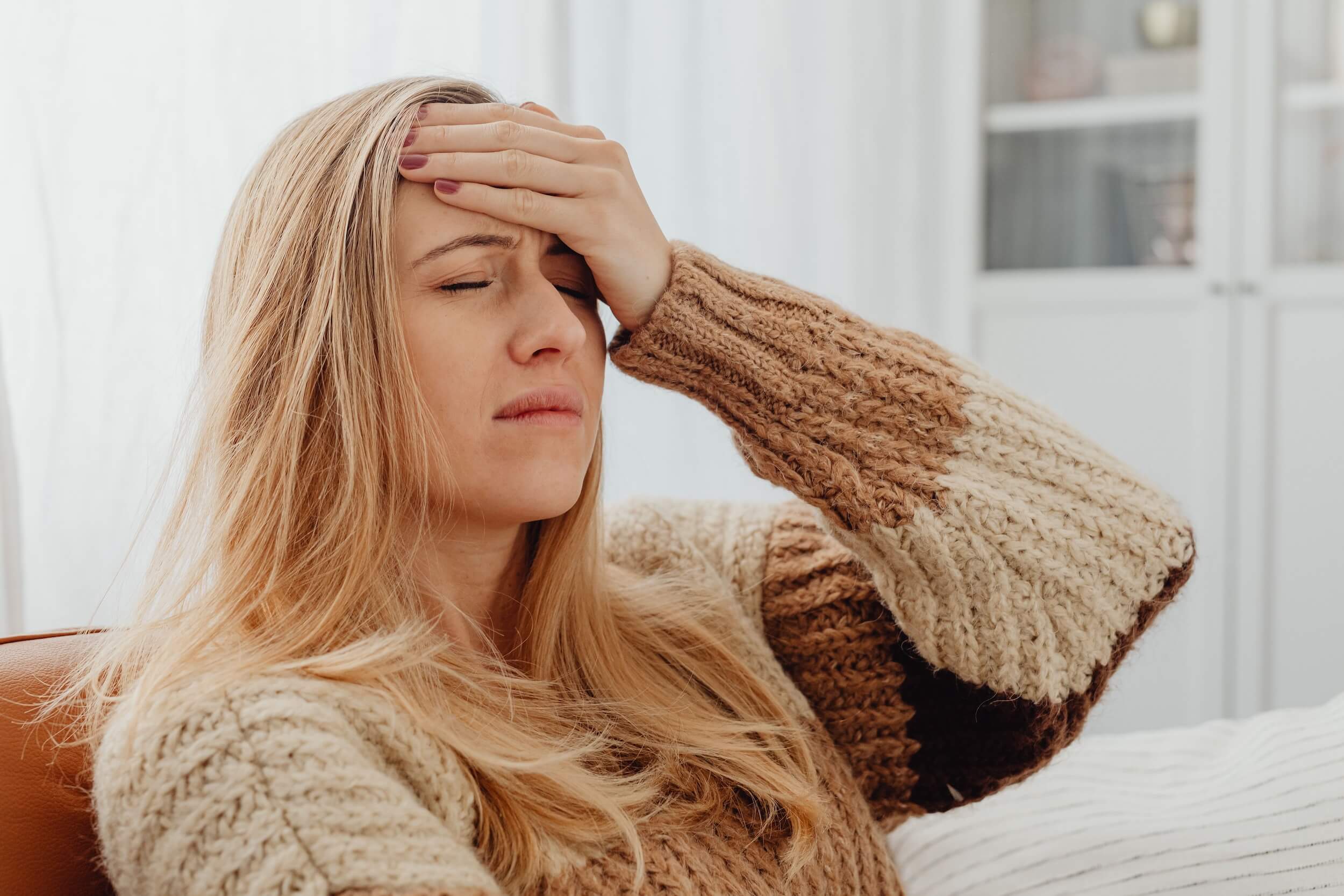 Frau mit ayurvedischer Migräne