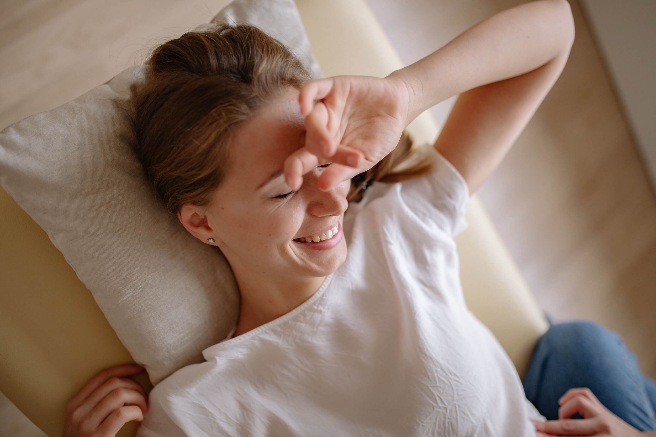 Frau mit Migräne auf der Couch