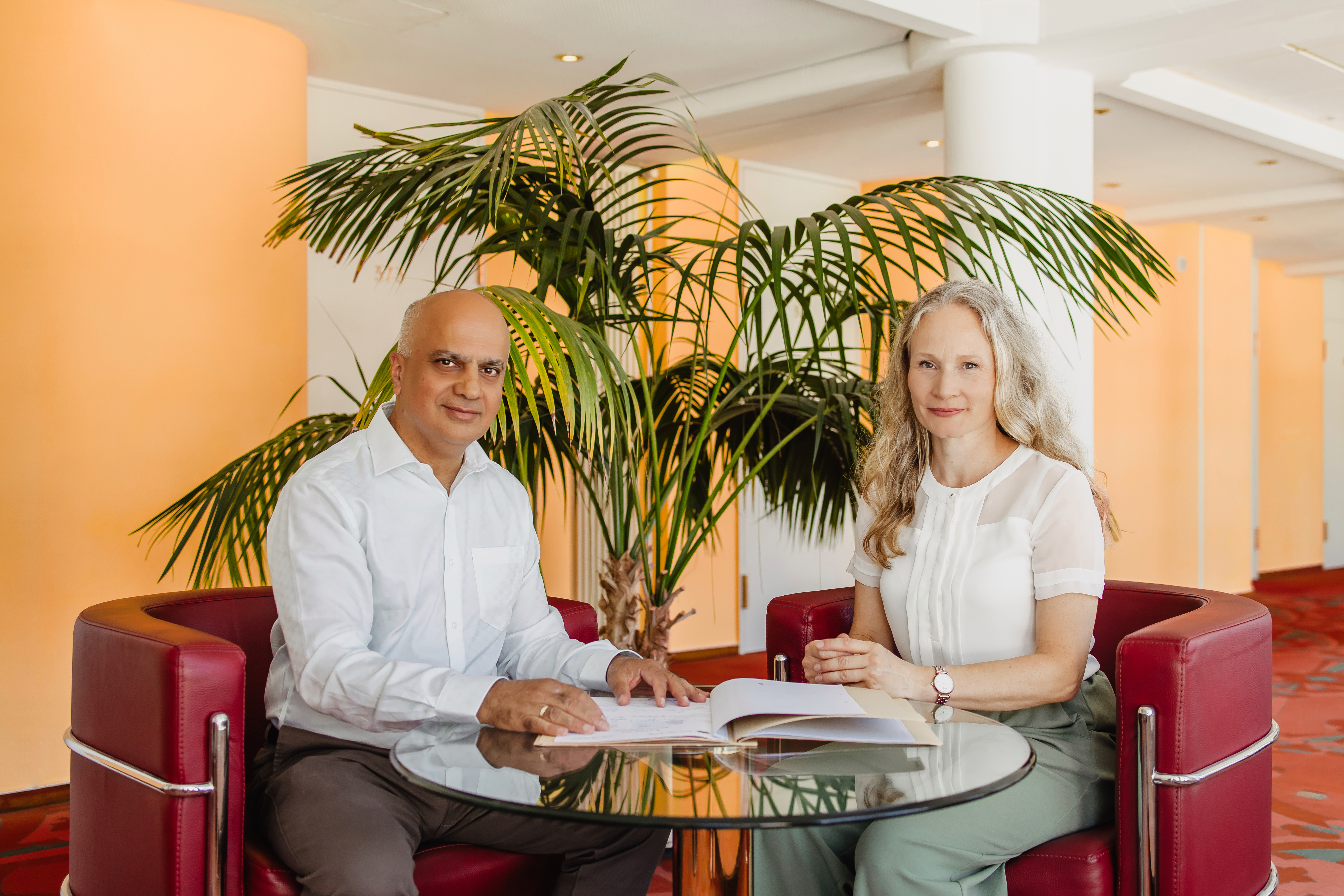 Dr. Ananda Samir Chopra und Carolin Oswald