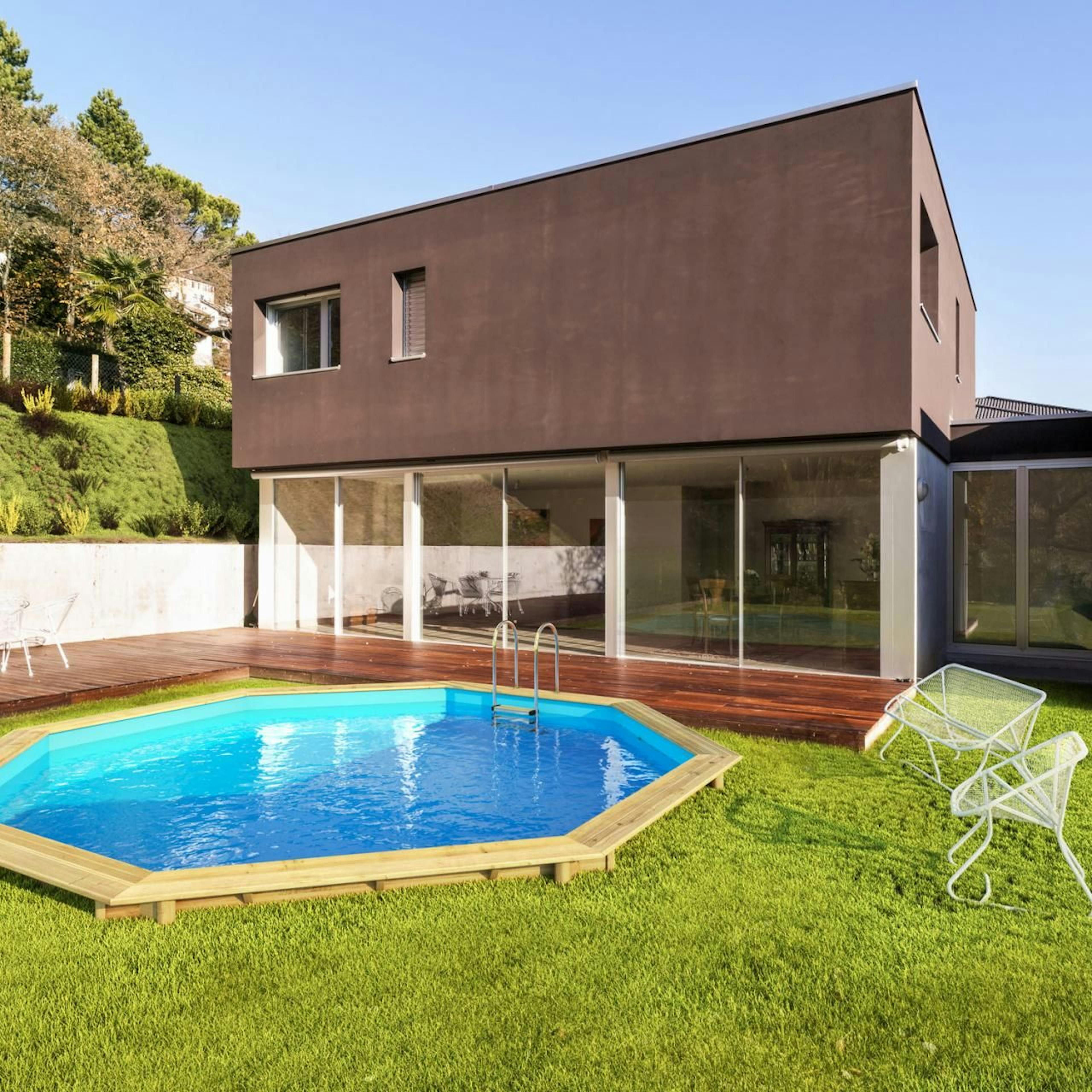 Inbouw vs. Opbouw Zwembaden: Welke Keuze Past bij Jouw Tuin?