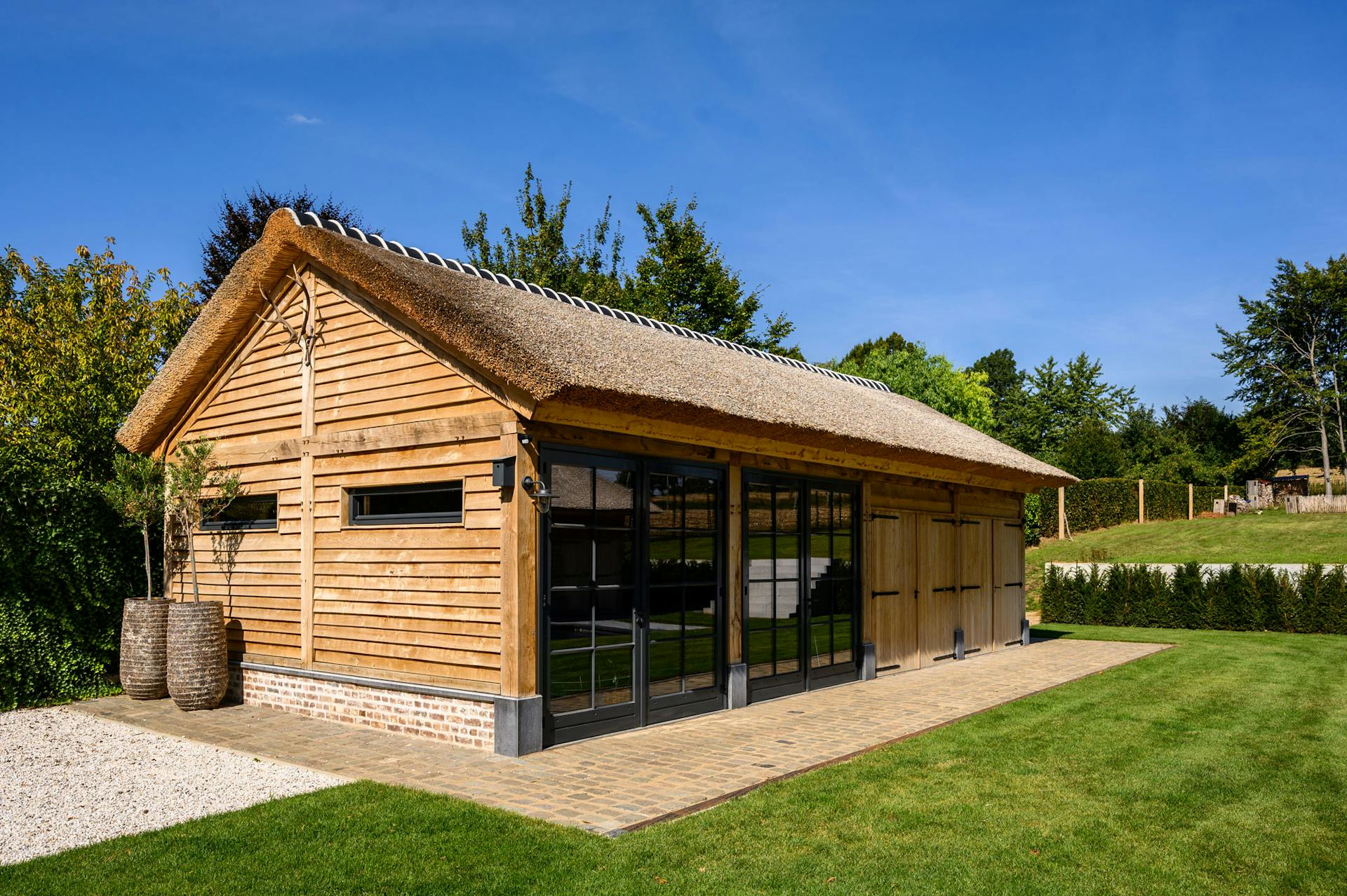 Eiken overkapping: een tijdloos buitenverblijf