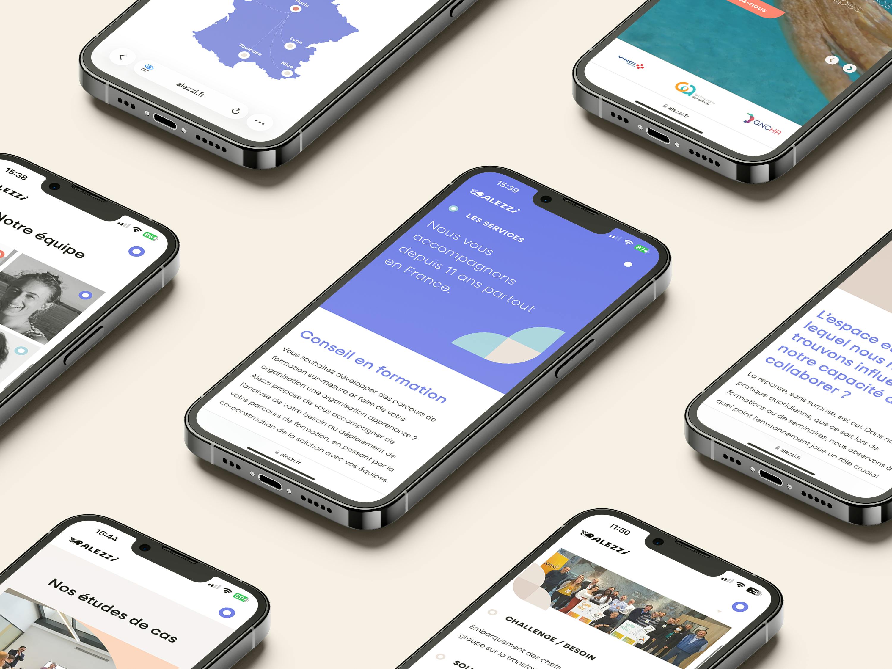 Des téléphones présentant différentes sections du site d'Alezzi