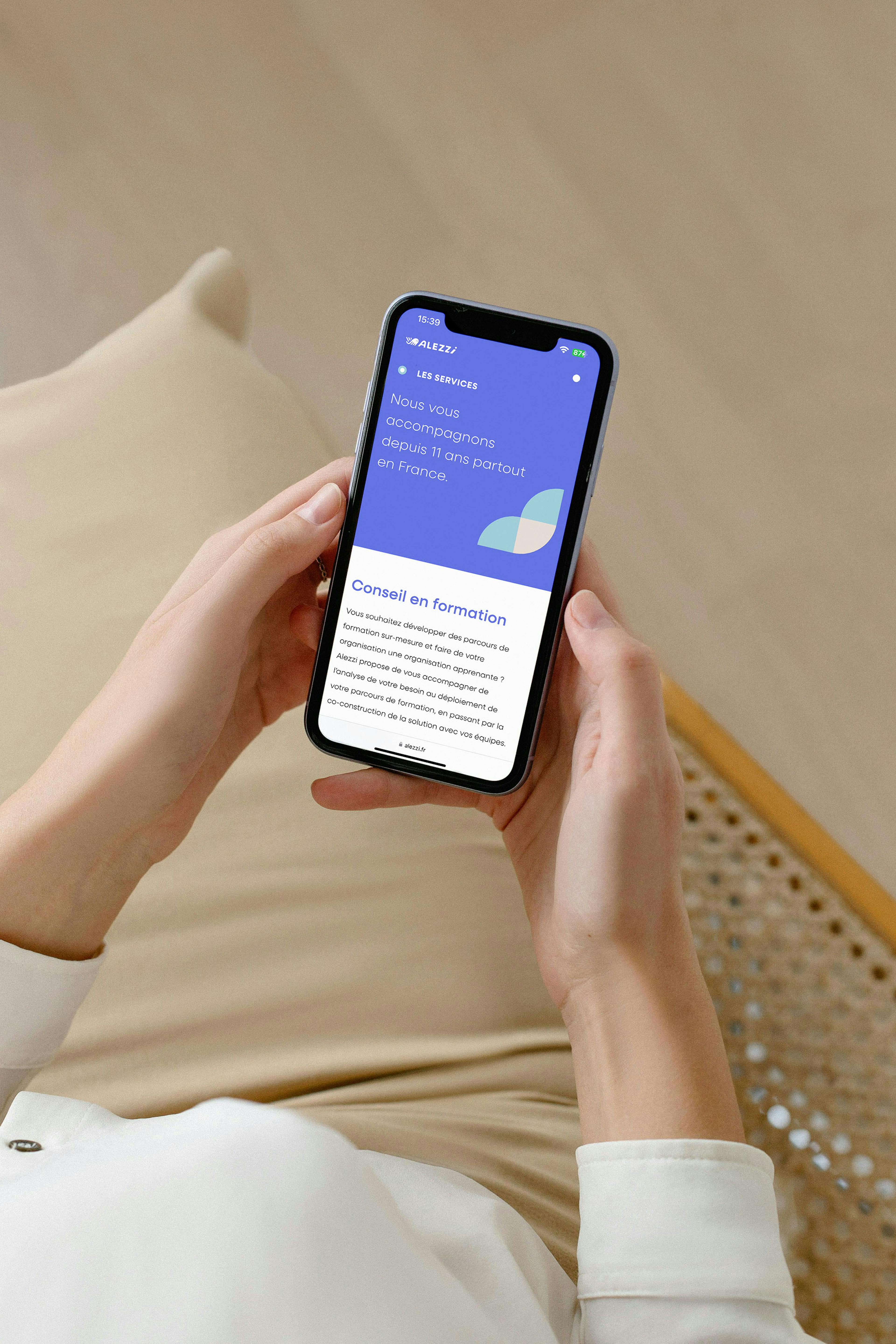 Le site d'Alezzi visible sur un smartphone