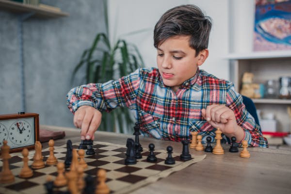 kid-playing-chess