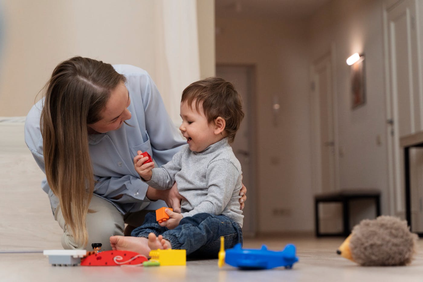 madre y bebe jugando