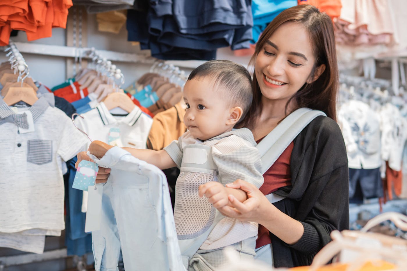 mama y bebé comprando