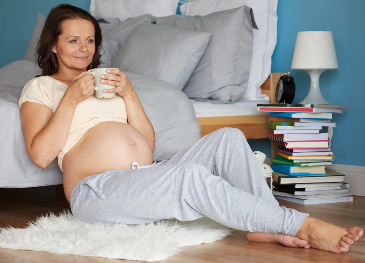 mujer embarazada leyendo