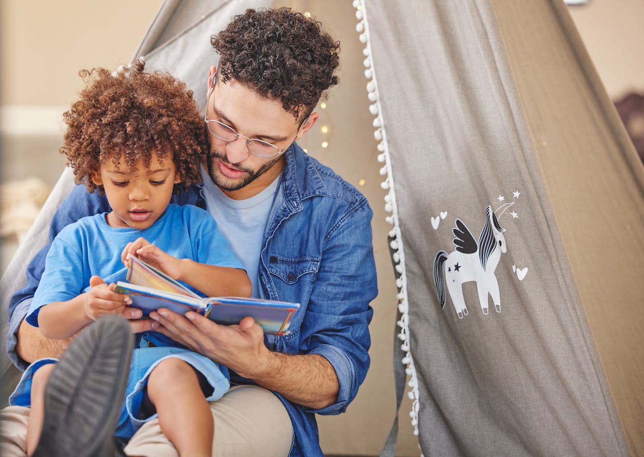 padre e hijo leyendo juntos