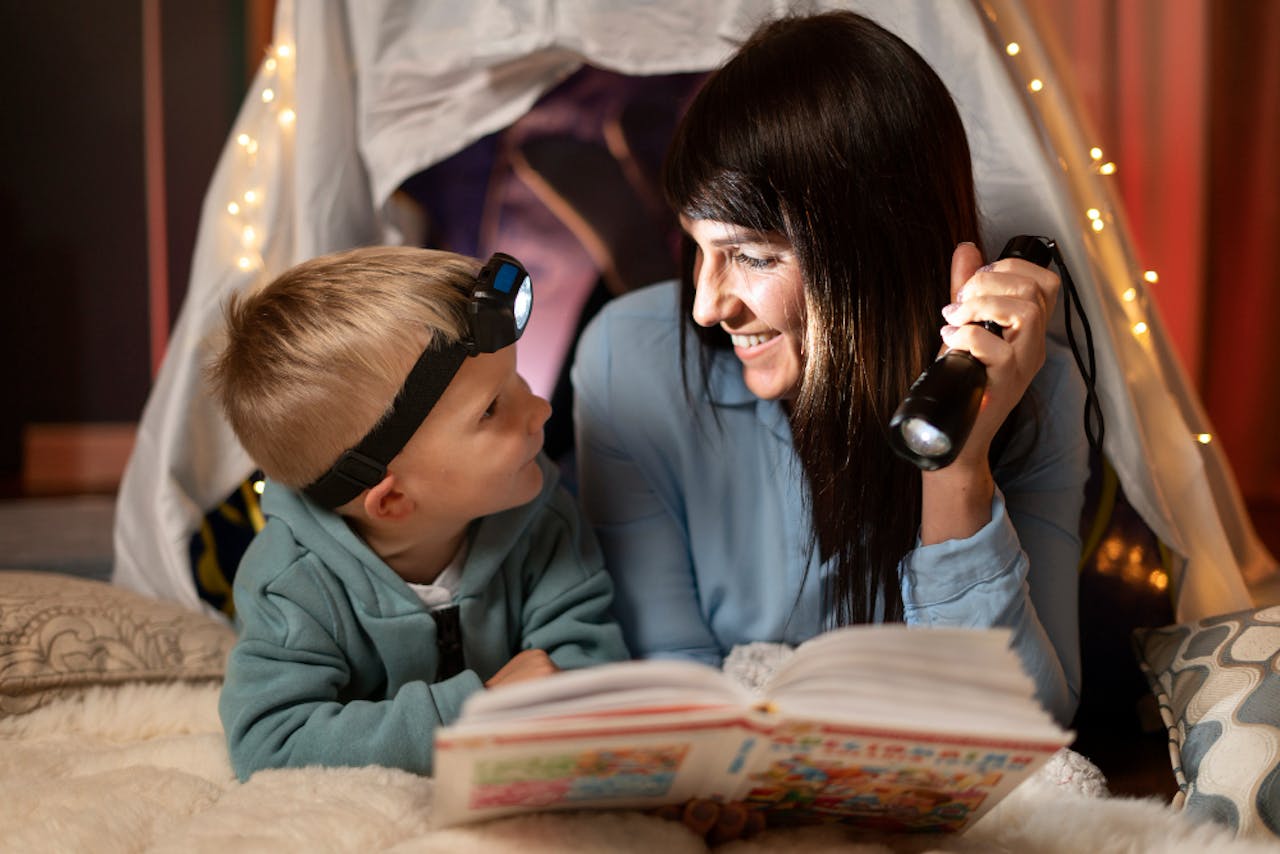 Mamá y niño leyendo un cuento en la cama antes de dormir