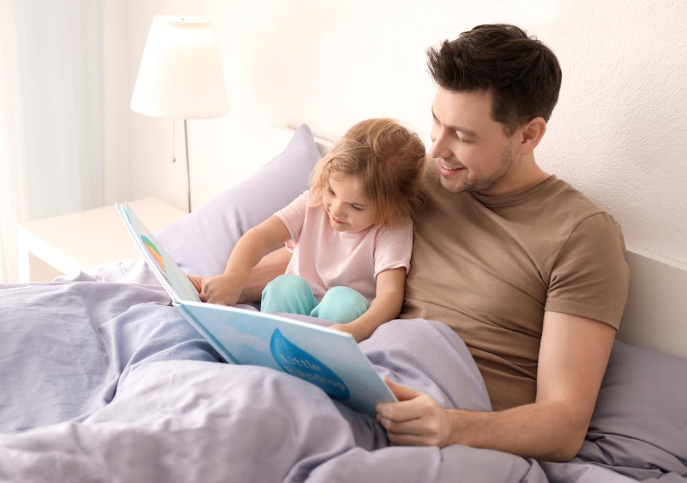 Papá e hija leyendo un cuento juntos y felices