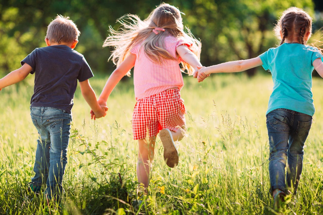 Niños y niñas jugando juntos y caminando hacia un futuro igualitario