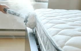 Traitement vapeur professionnel d'un matelas et d'un sommier contre les punaises de lit