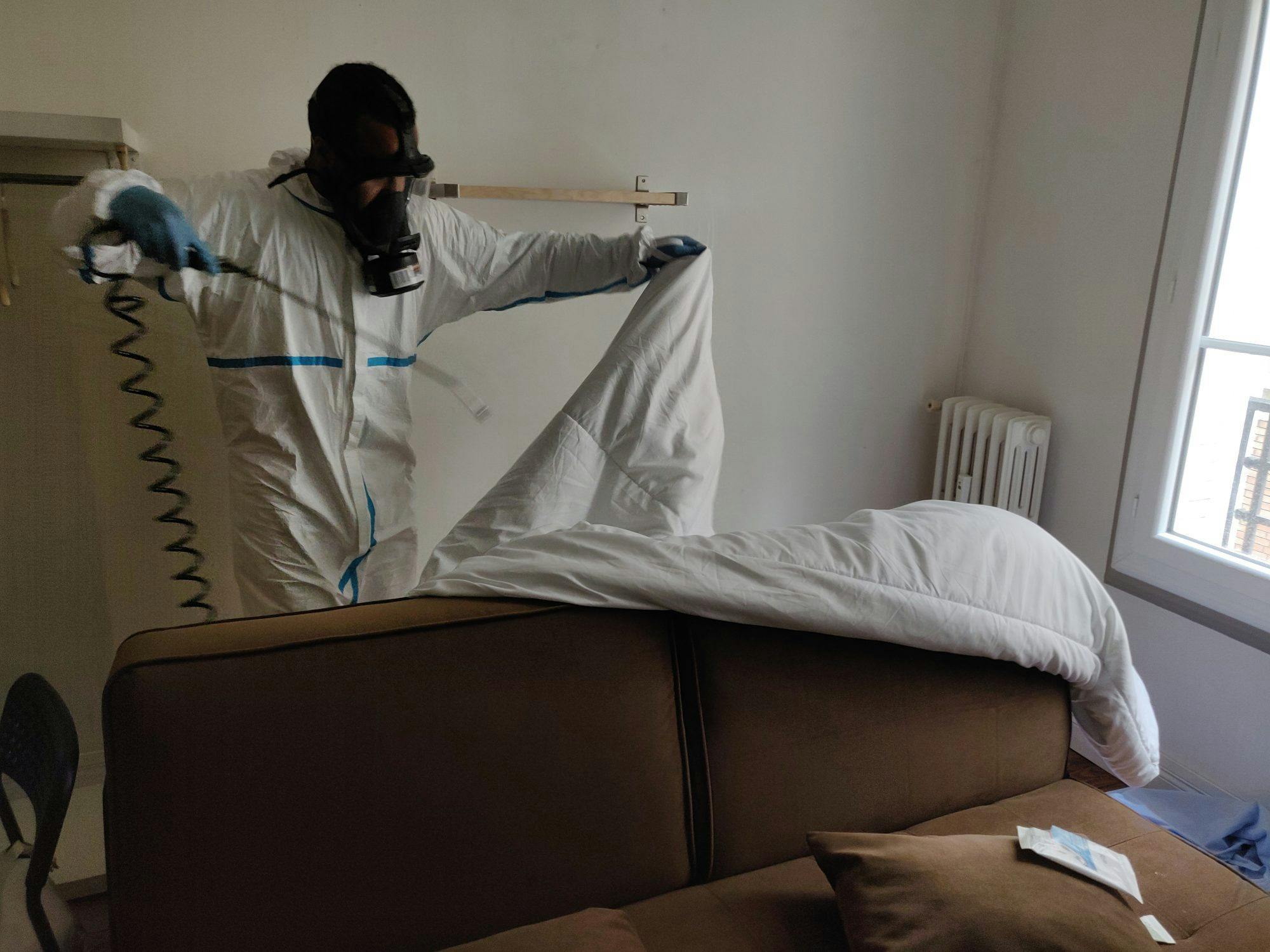Traitement chimique d'un canapé et d'une couette contre les punaises de lit