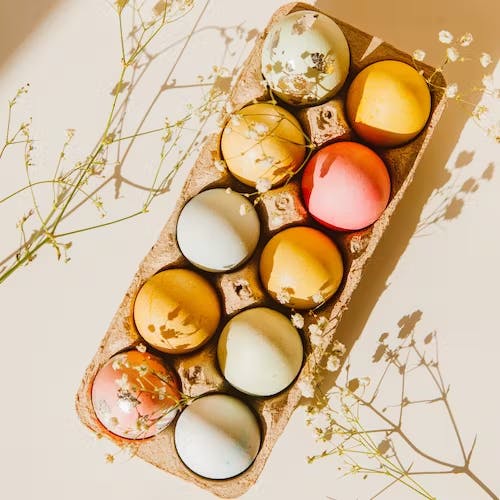 Ostereierfarbe selbstgemacht – Mit diesen Mitteln gelingt das Eierfärben auf ganz natürliche Weise.  