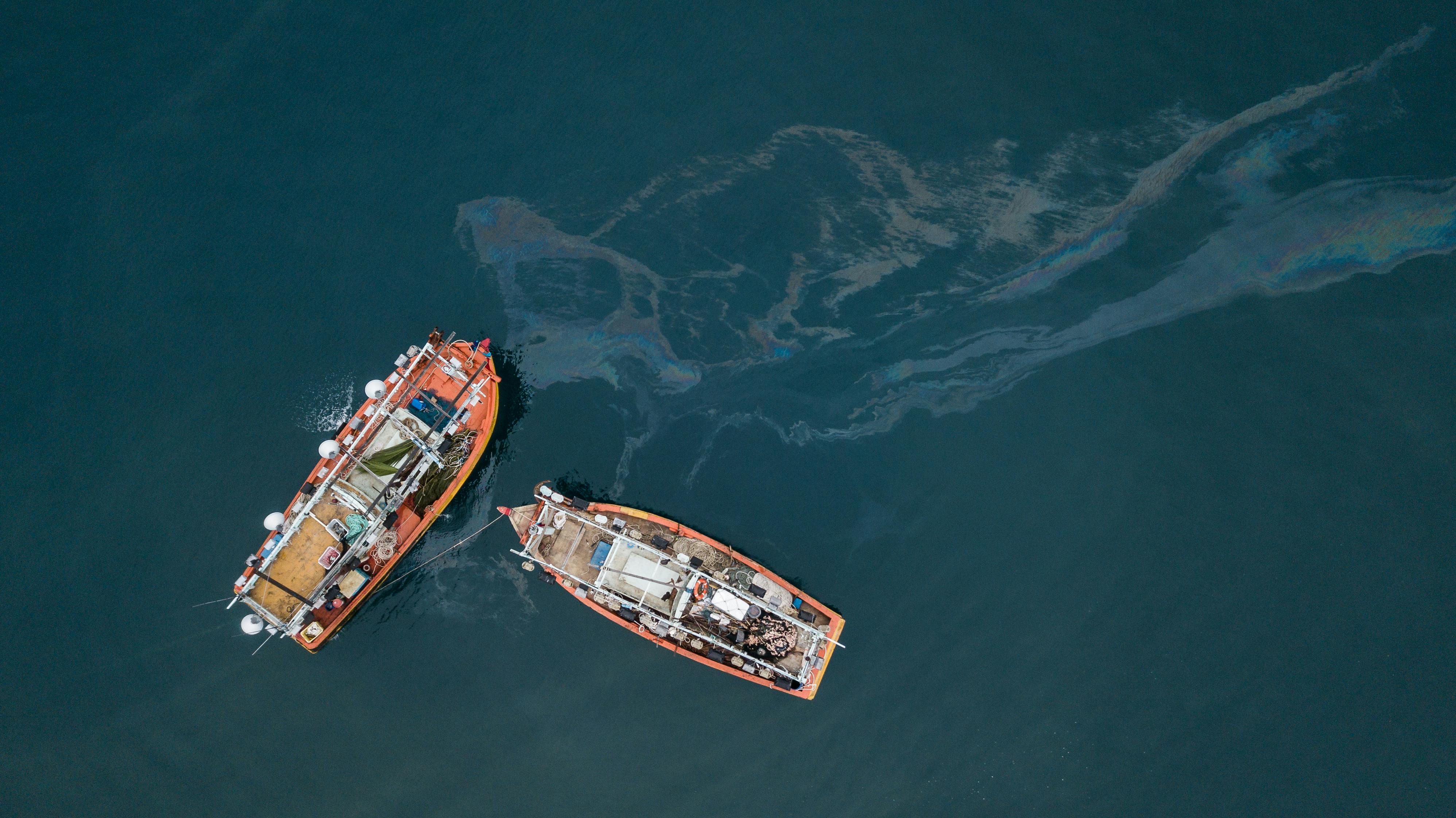 boats in water near oil spill 