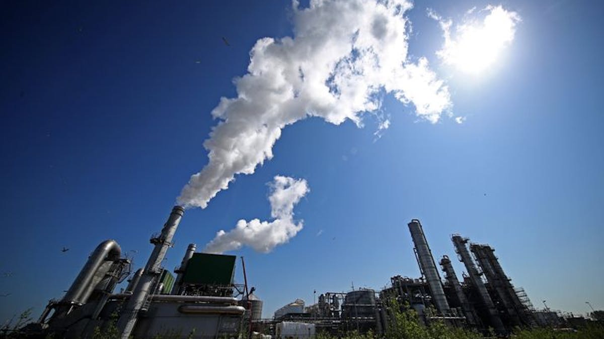 oil refinery pollution sky