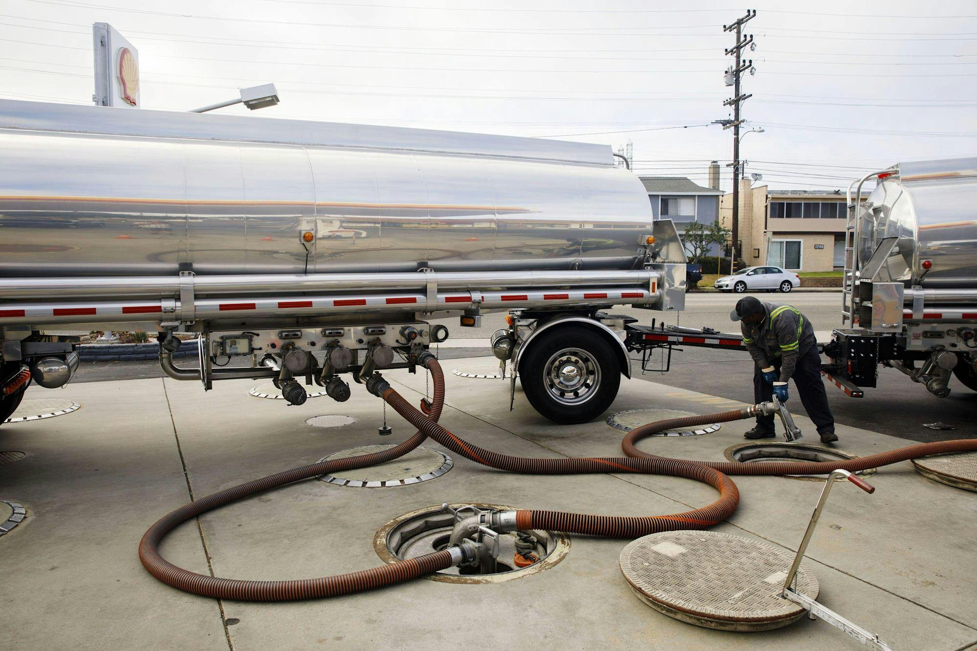 Oil tanks tubes worker