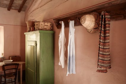 Garderobe mit Strohhut und Schal im Freilichtmuseum Ballenberg.