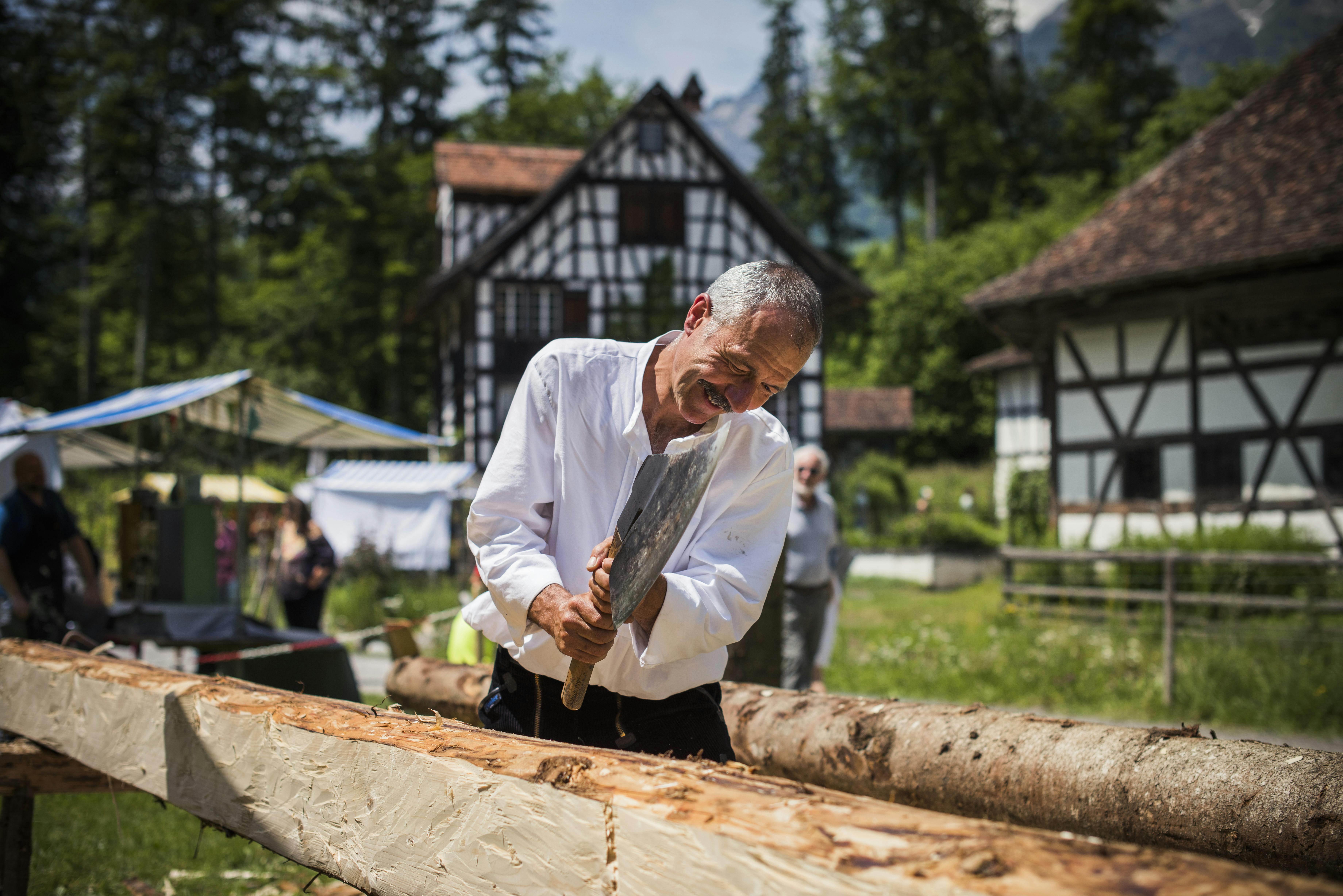 Am Handwerksmarkt im Freilichtmuseum Ballenberg präsentieren Handwerkskünstlerinnen und –künstler im Museumsteil Östliches Mittelland ihr Schaffen und ihre hochwertigen Produkte. 