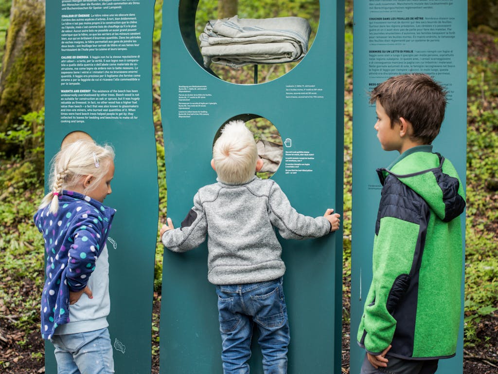 Kinder entdecken die verschiedenen Stationen des Waldlehrpfades im Freilichtmuseum Ballenberg.