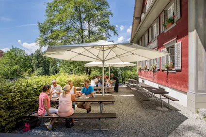 Legen Sie im Gasthaus Degen im Freilichtmuseum Ballenberg eine genussvolle Pause ein.
