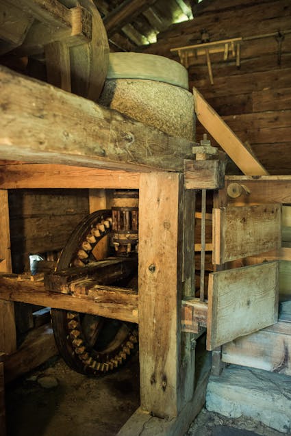 Das eindrückliche Wasserrad der Mühle aus Naters kann im Freilichtmuseum Ballenberg bewundert werden.