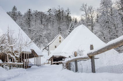 Das Taglöhnerhaus aus Leutwil AG (231) im winterlichen Freilichtmuseum Ballenberg.