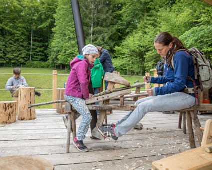 Im Freilichtmuseum Ballenberg kann Gross und Klein ausprobieren und anpacken.