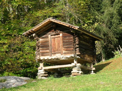 Der Käsespeicher aus dem Lütschental BE (1012) im Freilichtmuseum Ballenberg.