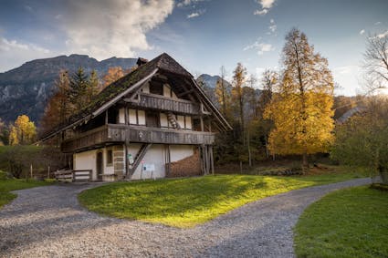 Das Stöckli aus Detligen / Radelfingen BE (333) im Freilichtmuseum Ballenberg mit herbstlicher Stimmung.